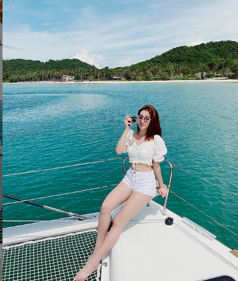 Hoa hậu Mỹ Linh liên tục tung ảnh bikini khoe đường cong gây mê