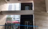 Người đàn ông ngã từ sảnh thang máy tầng 2 xuống đất trọng thương