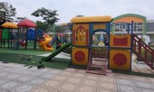 Trẻ mầm non gặp tai nạn khi chơi cầu trượt ở trường