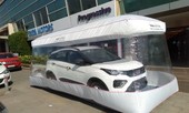 Đặt ôtô trong 'bong bóng' để giao cho khách hàng