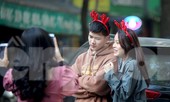 Giới trẻ lên phố Hàng Mã chụp ảnh Giáng sinh
