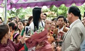 Người dân xóm làng tới nhà chia vui với gia đình Hoa hậu Đỗ Thị Hà