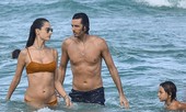 Cựu 'thiên thần nội y' Alessandra Ambrosio tắm biển cùng bạn trai