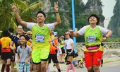 Hàng nghìn người chạy marathon trên bờ vịnh Hạ Long