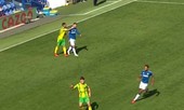 Ngôi sao của Everton khiến đối thủ nổi đóa đánh thẳng mặt