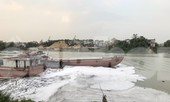 Ghê sợ dòng kênh đen sủi bọt đổ ra sông lớn ở Bắc Ninh