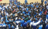 Hàng trăm thầy cô, học sinh của trường THPT ở Nghệ An ôm nhau khóc nức nở giữa sân trường