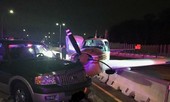 Mỹ: Hạ cánh khẩn cấp xuống đường cao tốc, máy bay đâm trúng xe hơi