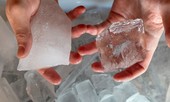Vì sao nước đá làm tại nhà thường bị vẩn đục?
