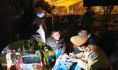 Bắt 'ma men', phát hiện súng quân dụng trên ô tô