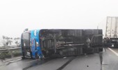 Xe khách bị lật ở cao tốc Nội Bài, 6 người thoát chết trong gang tấc