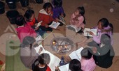 Buốt lạnh vì rét, học sinh miền núi đốt củi sưởi ấm học bài