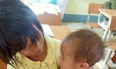 Nghẹn lòng cảnh trò lớp 4 cõng em tới lớp học bài