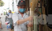 Người Sài Gòn tất bật làm chổi đót bán Tết