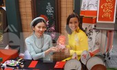 'Bà đồ' xinh như hot girl múa bút trên phố