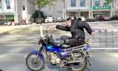 Lái bằng chân, người đàn ông múa may trên xe máy