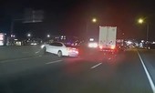 Mất lái ở tốc độ cao, sedan tông dải phân cách