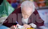 Xếp hàng chờ viết sớ ở Phủ Tây Hồ
