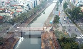 Bên trong rào chắn công trình thi công mở rộng cầu Yên Hòa bắc qua sông Tô Lịch.