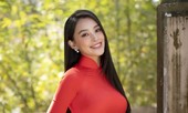 Chưa bao giờ Hoa hậu Tiểu Vy dịu dàng e ấp đến thế trong tà áo dài chúc Tết