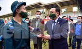 Bí thư Vương Đình Huệ tặng hoa, tiễn tân binh lên đường nhập ngũ