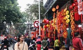 Đến hẹn lại lên, người dân chen chân ở phố Hàng Mã sắm Tết