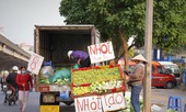 Hoa quả giá rẻ không rõ nguồn gốc bán trên phố Hà Nội vẫn hút khách