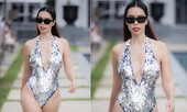 Siêu mẫu Hà Anh nóng bỏng trình diễn áo tắm