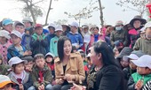 Hoa hậu Đỗ Thị Hà lần đầu trổ tài ca hát khi đi từ thiện ở Quảng Bình