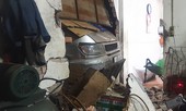 Liên tiếp 2 vụ ô tô mất lái trôi tự do tông sập nhà