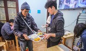 Ấm lòng quán cơm 2.000 đồng giữa trời rét buốt ở Hà Nội