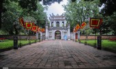Di tích, đền chùa Hà Nội vắng lặng trong ngày mở lại