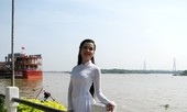 Hoa khôi sinh viên Cần Thơ thướt tha trên bến Ninh Kiều