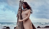 Sofia Reynal 'thả rông' táo bạo trên tạp chí