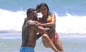 Kiki Morris nóng bỏng với bikini, vui đùa tình tứ bạn trai ở biển