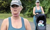 Mẹ bỉm sữa Katy Perry mặc bra không nội y, lần đầu đưa con gái 6 tháng tuổi ra phố