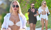 Mẫu áo tắm Kimberley Garner dáng đẹp như tạc tượng với bikini