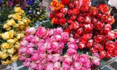 Thị trường 7/3: Hoa hồng tăng giá gấp 5, trà đá ‘chui’ hét 30 nghìn đồng/cốc