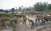 Vượt nắng thắng mưa giúp dân