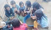 Tranh thủ trẻ ngủ trưa, cô giáo vội chốt đơn bán hàng bù đồng lương ít ỏi