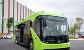 Xe buýt điện chờ cơ chế lăn bánh