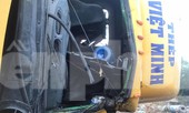 Tài xế mắc kẹt trong cabin khi xe container lật ngang, tông sập trụ điện