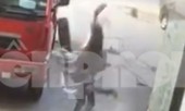 Clip: Lốp xe phát nổ bay cao rơi trúng đầu, người đàn ông tử vong