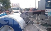 Container đang chạy, 3 cuộn thép nặng hàng chục tấn lao xuống đường