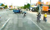 Cô gái điều khiển mô tô vượt đèn đỏ tông lật xe ba gác