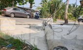 Xe ben 'hạ gục' gần 10 trụ điện khiến cả khu phố mất điện