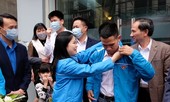 Trao huy hiệu 'Tuổi trẻ dũng cảm' cho 'người hùng' cứu bé gái rơi từ tầng cao chung cư