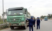 Tài xế gọi điện khắp nơi cầu cứu khi bị xử lý chở quá tải qua cầu Thăng Long