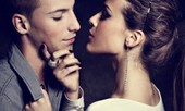 Chồng trẻ đau đớn phát hiện vợ 'qua mặt' cặp bồ với đại gia