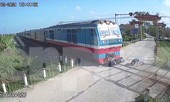 VIDEO: Thót tim giây phút người đàn ông thoát chết gang tấc trước bánh tàu hỏa